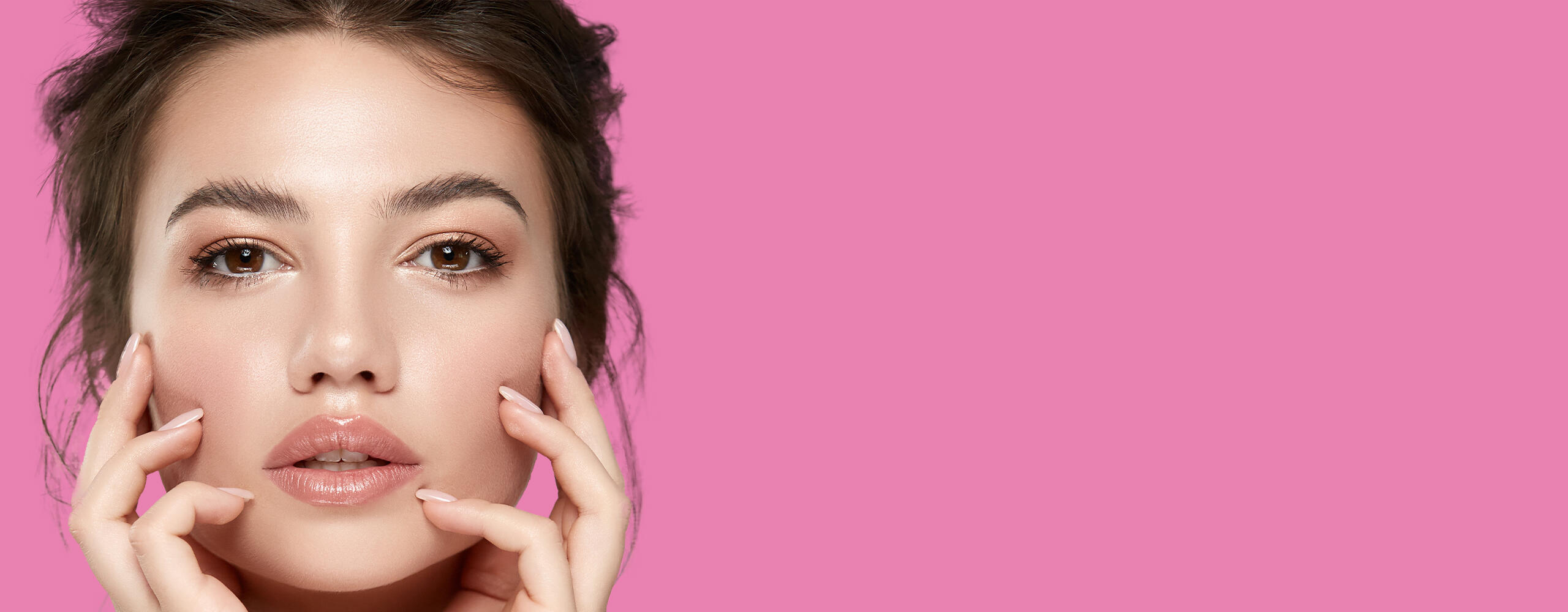 Eine Frau erhält eine kosmetische Anwendung in dem Kosmetikstudio der Cosmetic Gallery