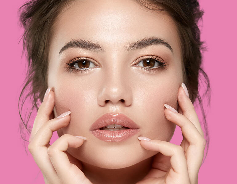 Eine Frau erhält eine kosmetische Anwendung in dem Kosmetikstudio der Cosmetic Gallery