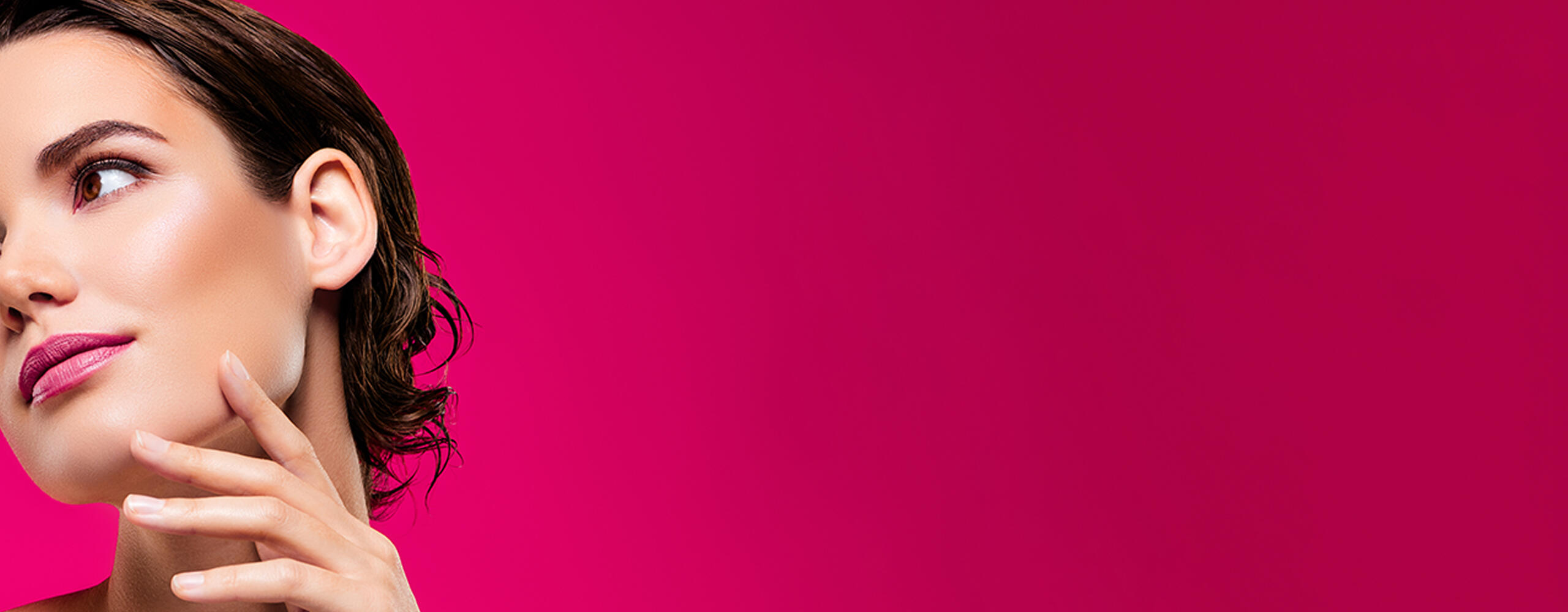 Wunderschöne Frau mit gepflegten Gesicht, nach einer Kosmetikbehandlung