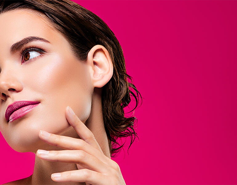 Wunderschöne Frau mit gepflegten Gesicht, nach einer Kosmetikbehandlung