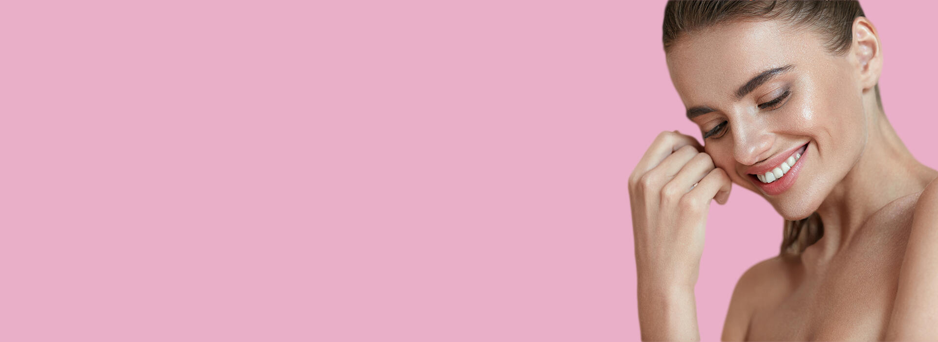 Wunderschöne Frau mit versteckt sich hinter einem Blatt