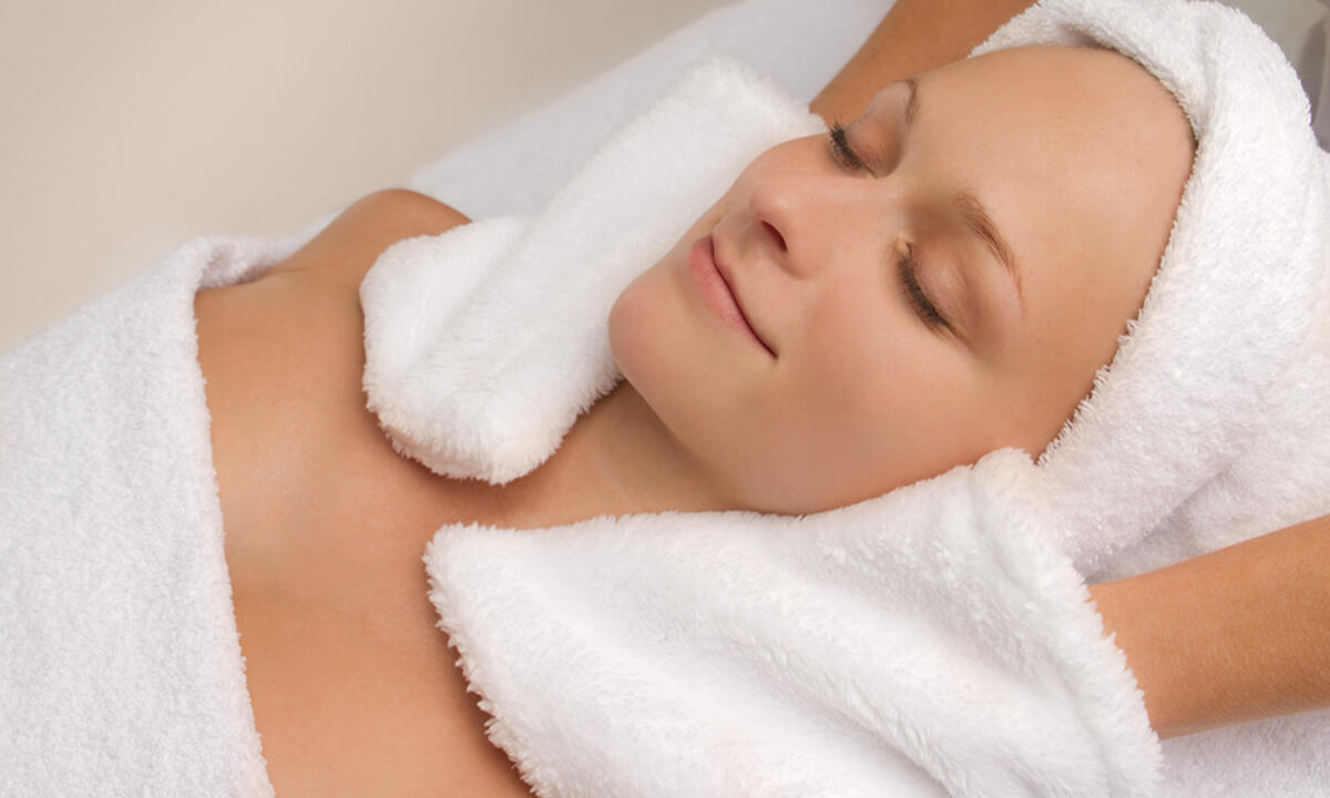 Eine Frau erhält eine Gesichtsehandlung im Spa der Cosmetic Gallery